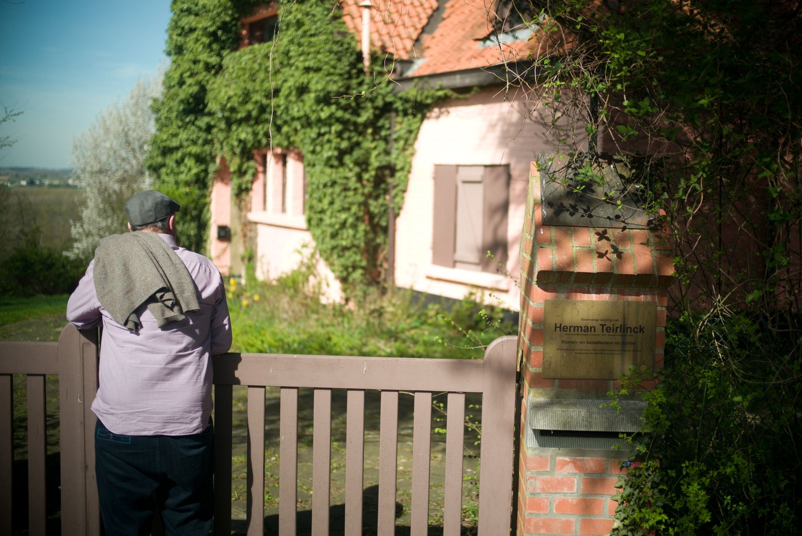 Armand, pensif devant la maison d'Herman Teirlinck.