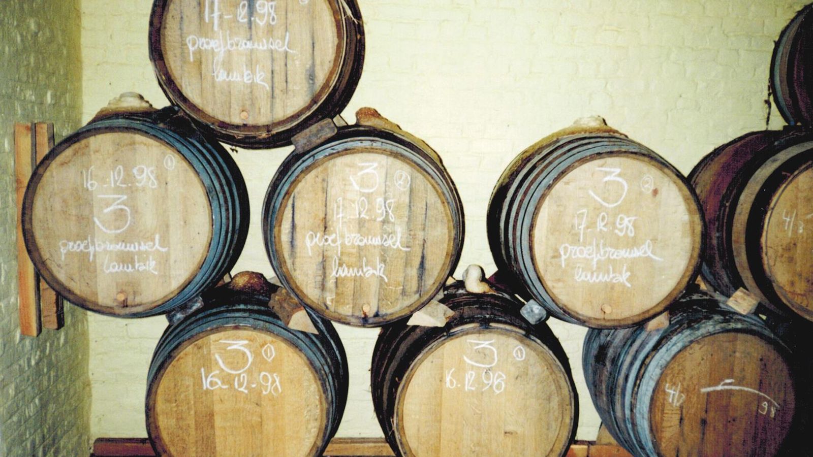 The first barrels with 3 Fonteinen brewed lambic, and with Armand typical barrel mark writing.