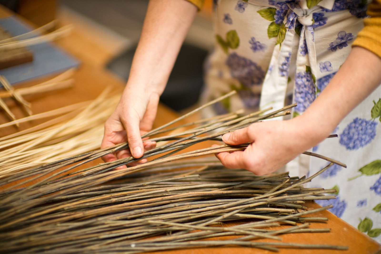 Gerda sélectionne les brindilles de saule pour les paniers de lambic.